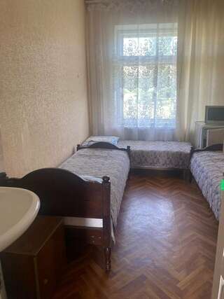 Гостиница Волжская Здравница Волгоград Бюджетный двухместный номер с 2 отдельными кроватями-1